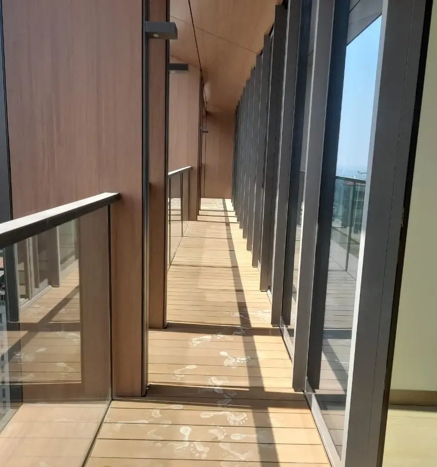 Referensi deck outdoor pada balkon apartemen
