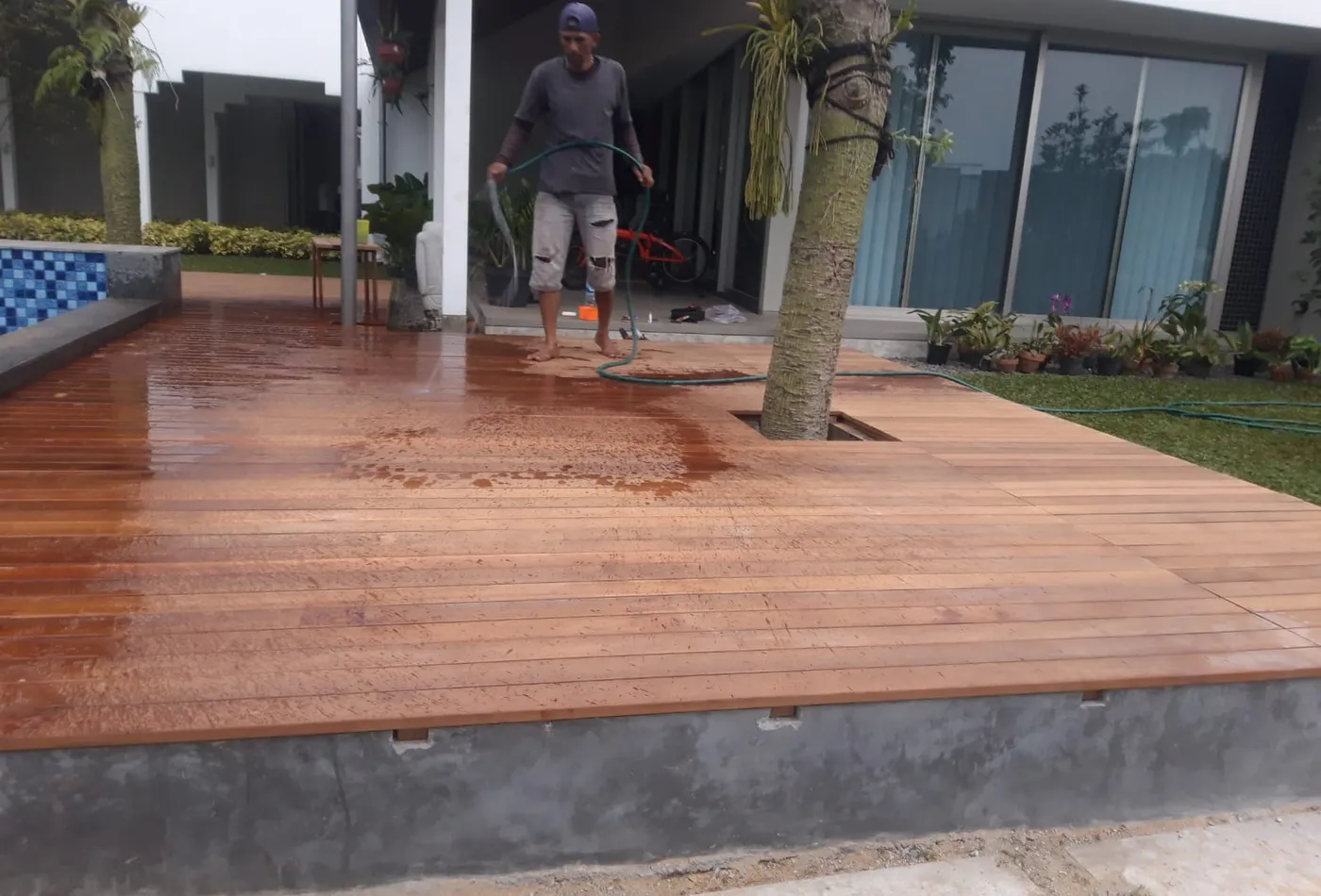 Deck kayu ulin Rancamaya Bogor