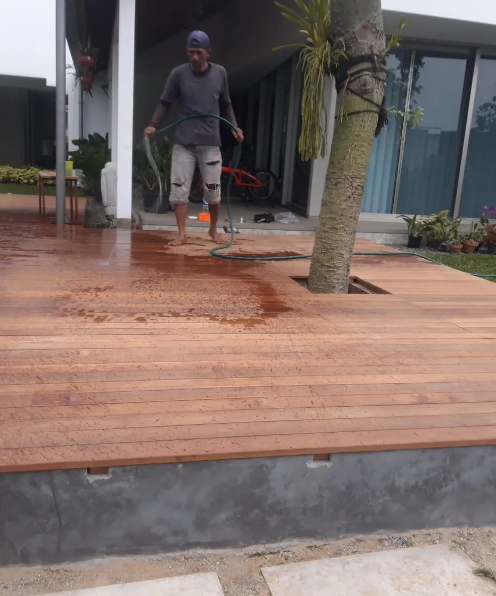 Deck kayu ulin pada area outdoor