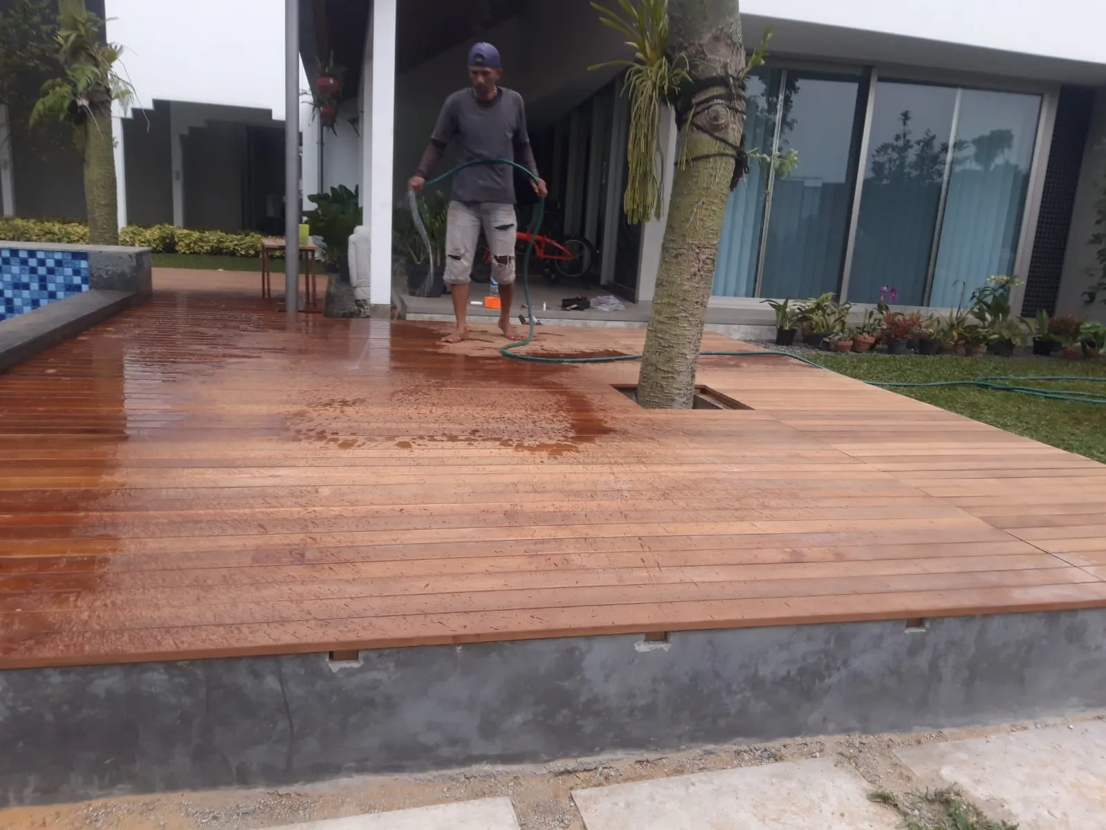 Decking kayu ulin pada area outdoor di Rancamaya Bogor