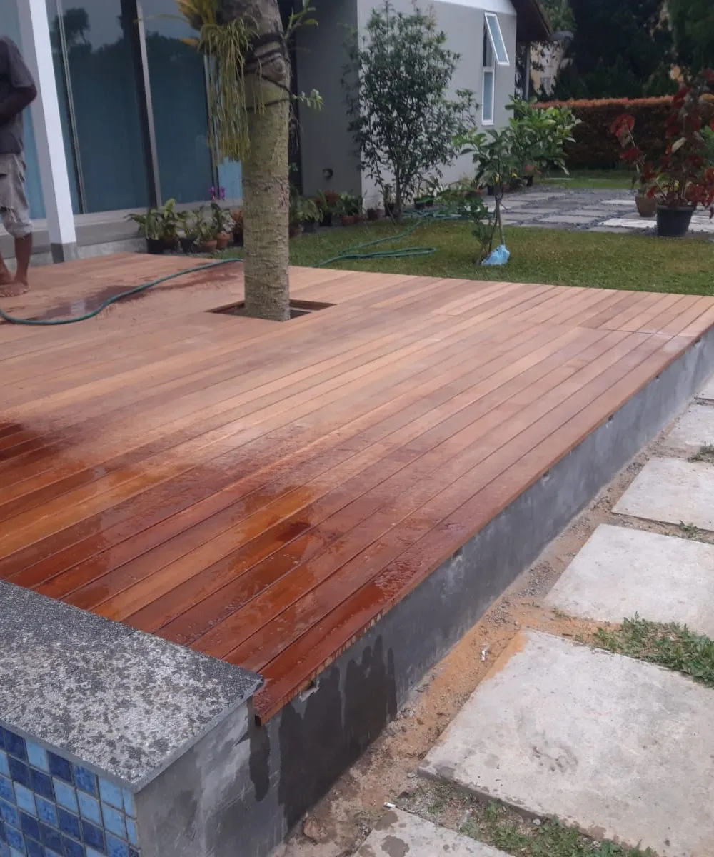 Detail papan deck kayu ulin Rancamaya Bogor