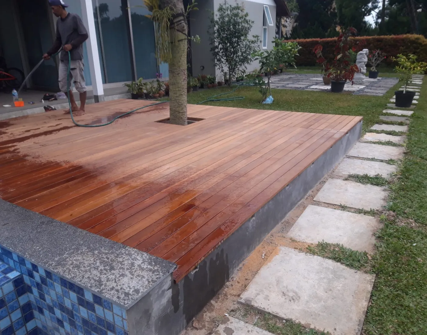 Detail deck kayu ulin Rancamaya Bogor